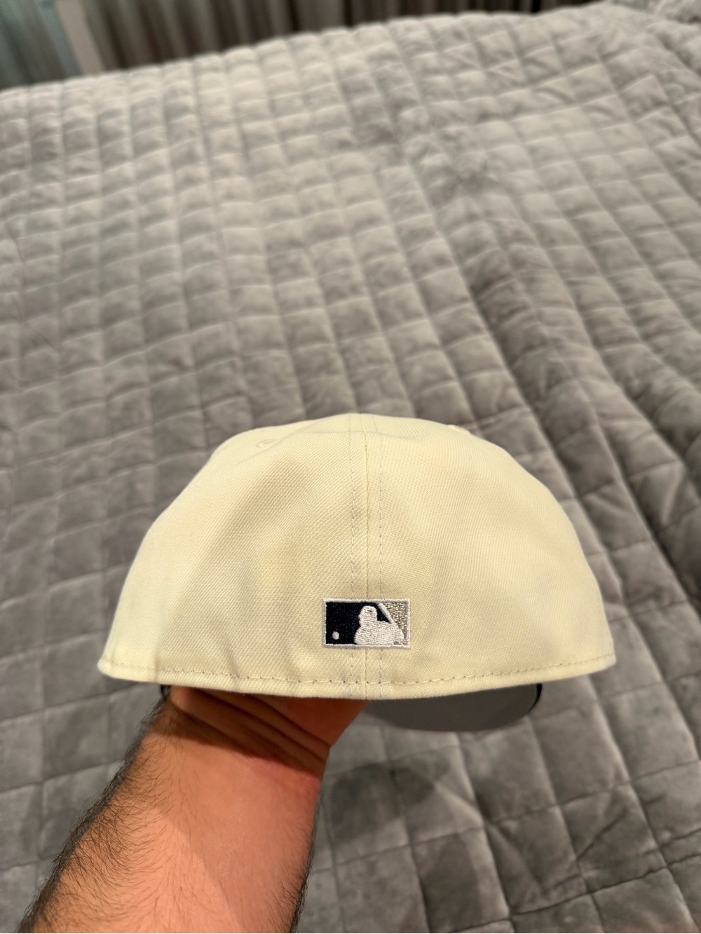 New Era Two-Tone New York Yankees Fitted Cap in Cream and Navy - Picture 5 of 5